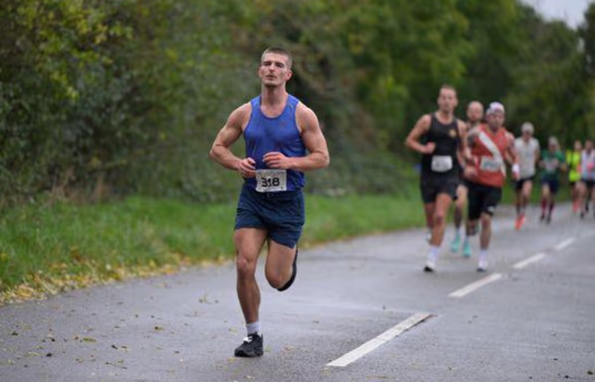 Damien Goring Personal Trainer leading a pack during a marathon running event.